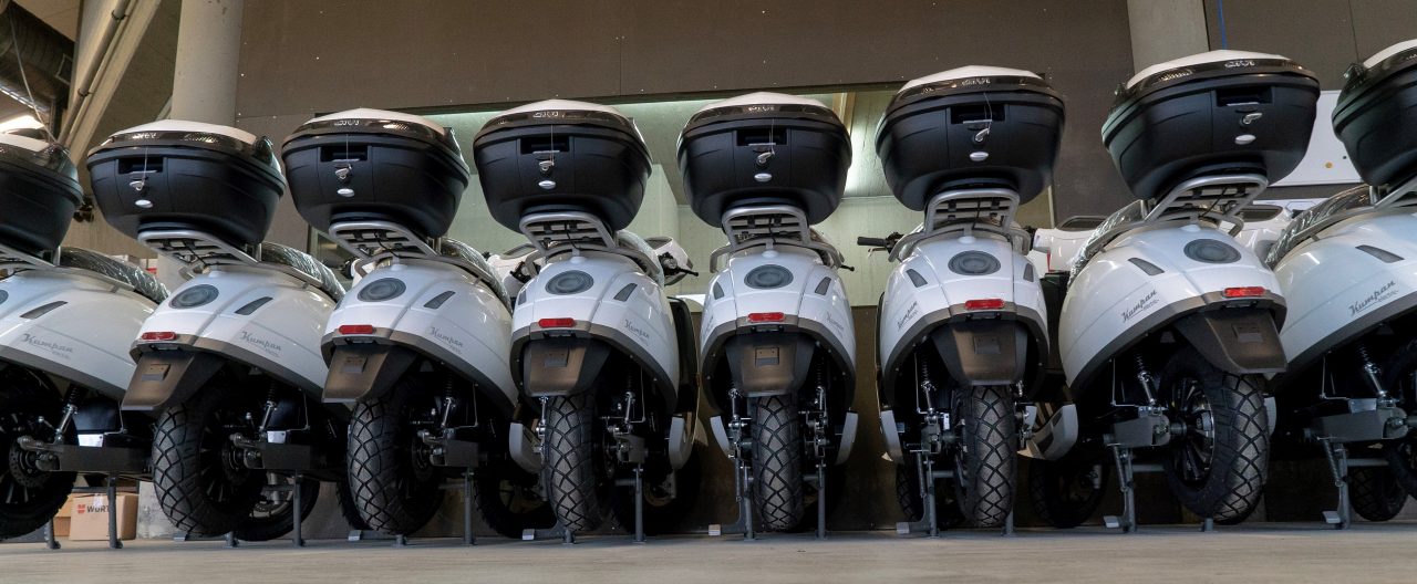 Rückseite vieler Kumpan E-Roller mit Topcase